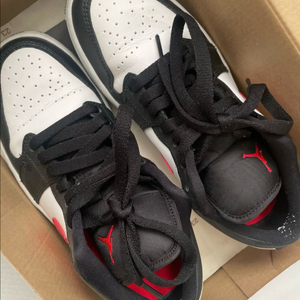 나이키 조던1 로우 블랙 레드 스우시