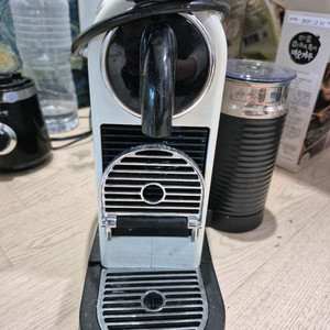 네스프레소 시티즈 화이트 + 에어로치노 이미지