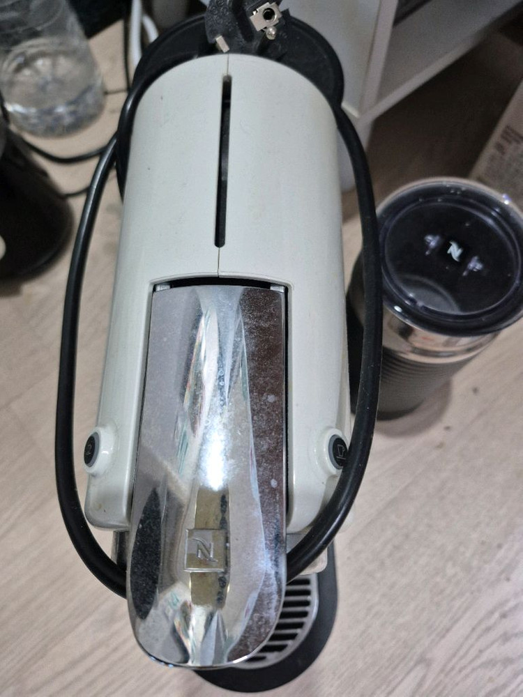 네스프레소 시티즈 화이트 + 에어로치노 이미지