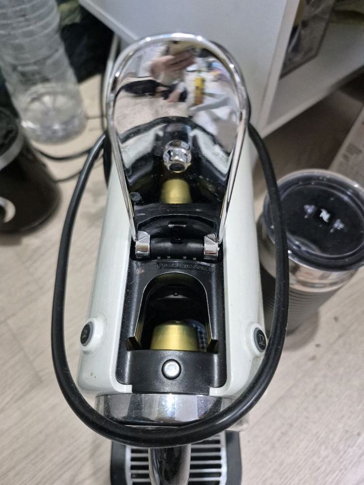 네스프레소 시티즈 화이트 + 에어로치노 이미지