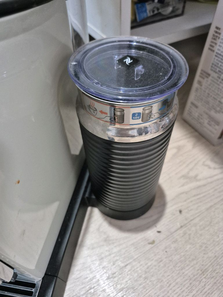 네스프레소 시티즈 화이트 + 에어로치노 이미지