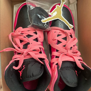 나이키 GS 에어조던1 미드 코랄초크 블랙 핑크