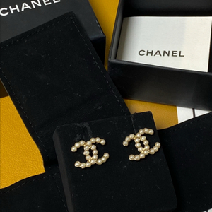 샤넬 진주 로고 귀걸이