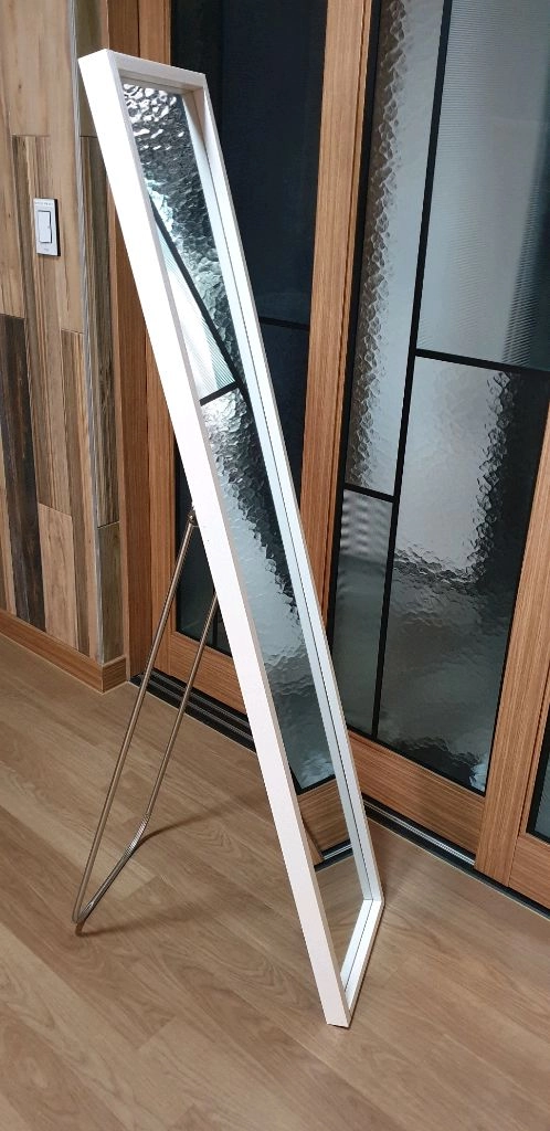 흰색 프레임 스탠드 전신 거울 이미지