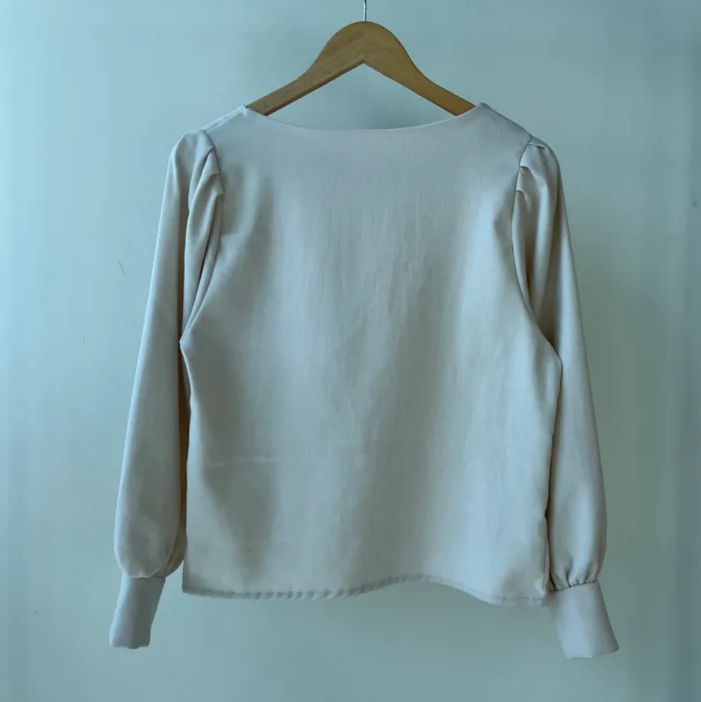 [새상품/기본템/데일리유] 리앤 피치 퍼프 핀턱 베이직 블라우스--2