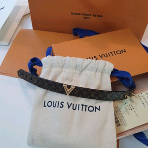 루이비통 에센셜V로고 모노그램 팔찌