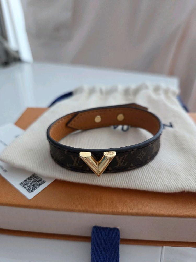 루이비통 에센셜V로고 모노그램 팔찌--1