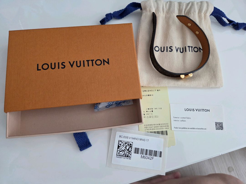 루이비통 에센셜V로고 모노그램 팔찌--2