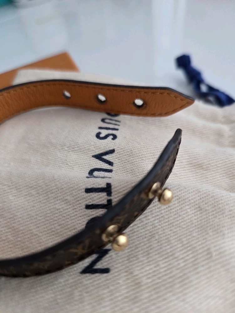 루이비통 에센셜V로고 모노그램 팔찌--4