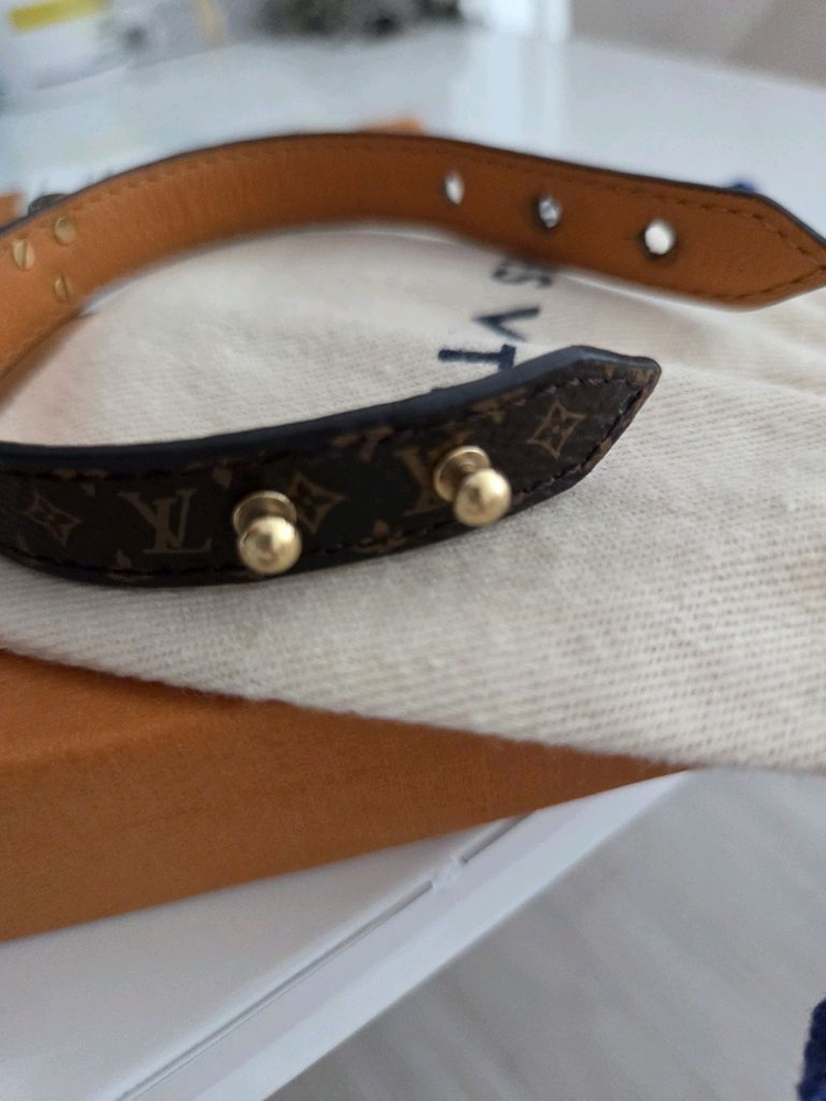 루이비통 에센셜V로고 모노그램 팔찌--5