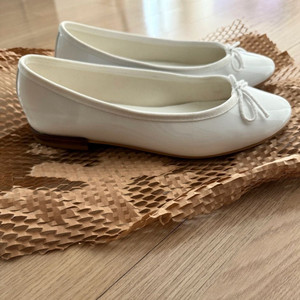 패이턴트 에나멜 화이트 발레리나 플랫 슈즈