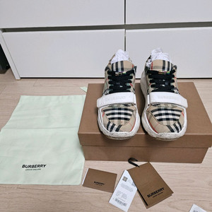 [41]버버리 체크 스니커즈 풀박스 팝니다~