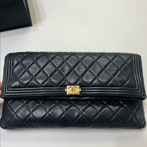 샤넬 보이 클러치