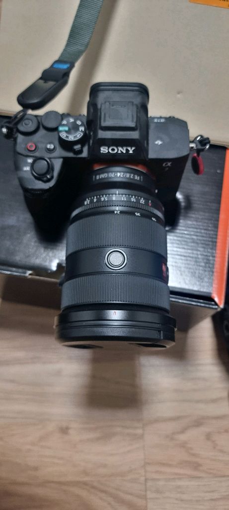 소니 A7M4 풀프레임 미러리스 카메라 + 24-70mm GM2 렌즈 이미지