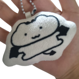 본인이 악마가 됐다는걸 소심하게 티낼 수 있는 악마고양이 쿠션키링(개봉만 한 새것) 이미지