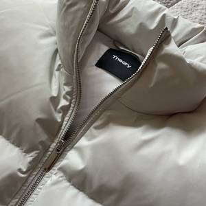 띠어리 다운 베스트 새상품