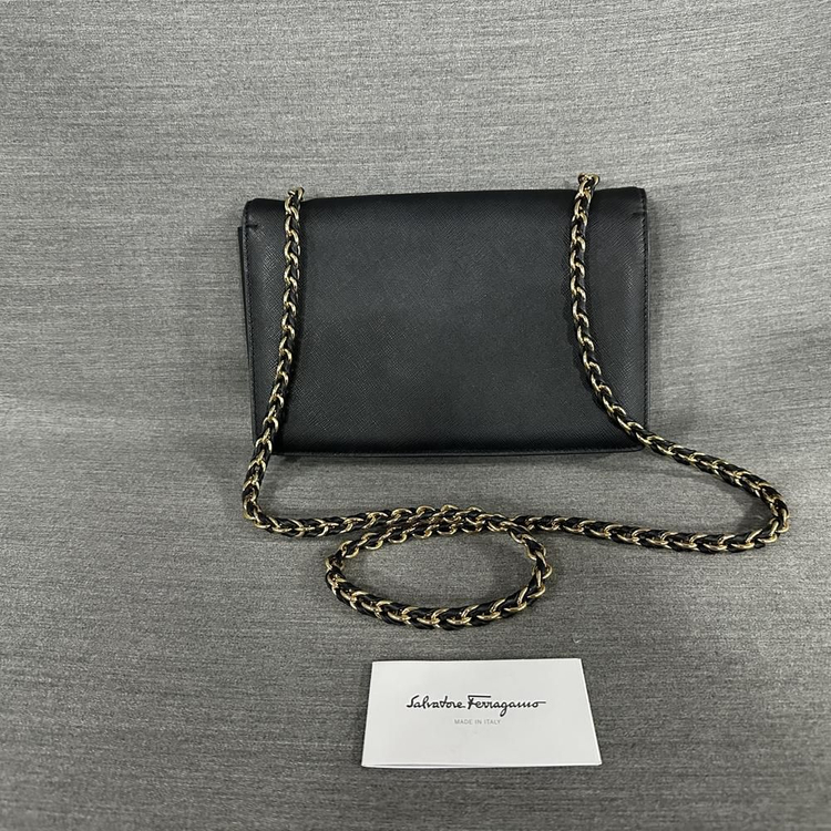 페라가모 지니 바라체인 크로스백/정품/상태좋음/X1--1