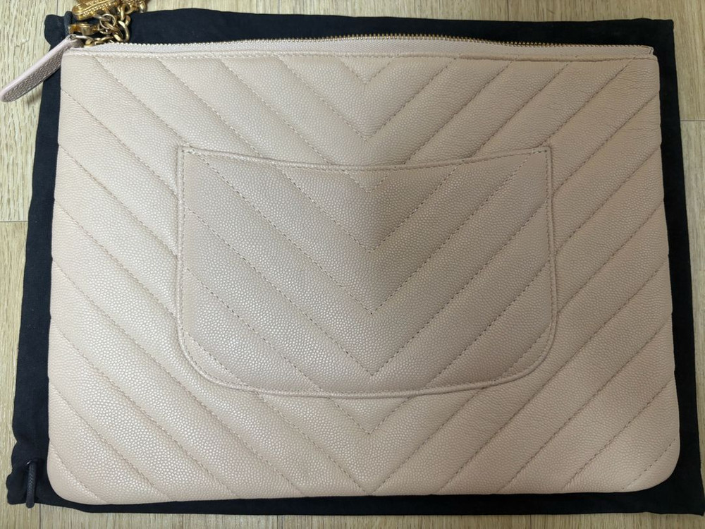 샤넬 쉐브론 뉴미듐 클러치 (캐비어, 베이지)--1
