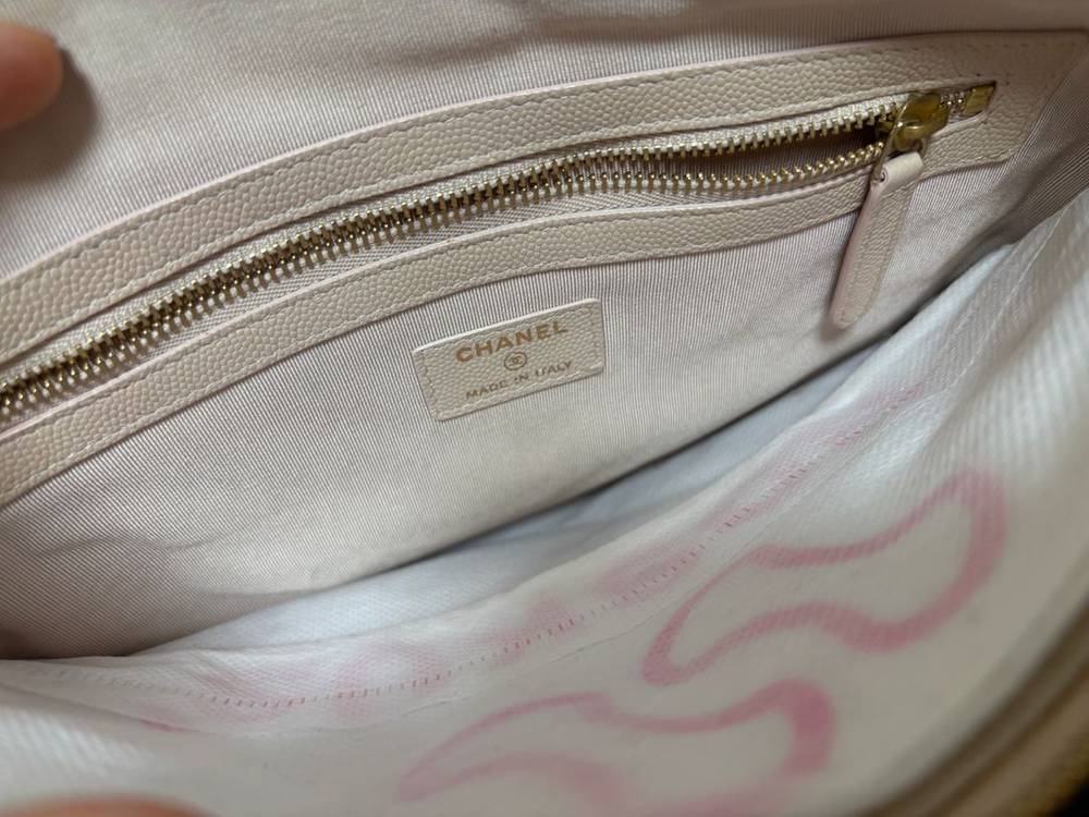 샤넬 쉐브론 뉴미듐 클러치 (캐비어, 베이지)--3