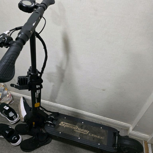 미니모터스 스피드웨이 레거 전동킥보드 타이어 튜브교체완료