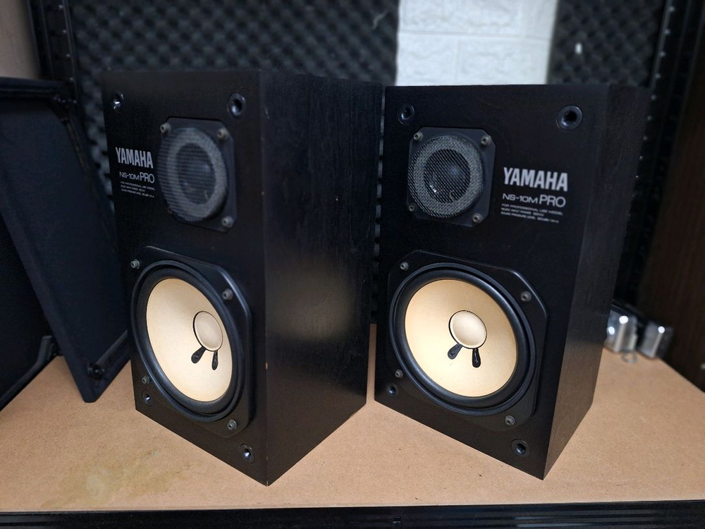 야마하 NS-10M PRO 스튜디오 모니터 스피커 명기 빈티지 레트로 오디오 가게 카페 매장 인테리어 하이파이 이미지