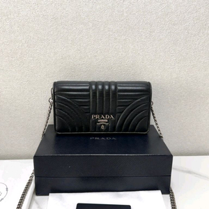 프라다 다이어그램 체인 숄더백