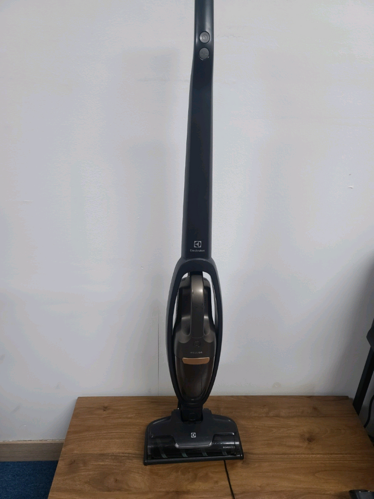 일렉트로룩스 무선청소기 WQ81-3OMBF(거의A급,세척및청소완,배터리 교체>1시간30분연속작동.UV베드노즐)--0