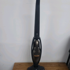 일렉트로룩스 무선청소기 WQ81-3OMBF(거의A급,세척및청소완,배터리 교체>1시간30분연속작동.UV베드노즐)