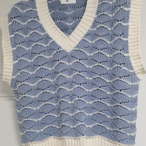 모우트 moat 브이넥 베스트 김예원