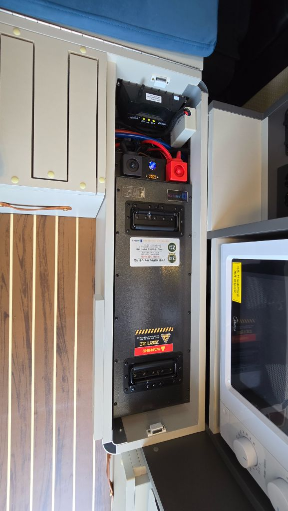 로드트립캠핑 캠핑카 라이트플러스 캠핑카 전시차 판매합니다. 이미지