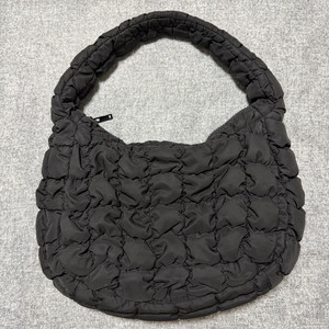 (정품) 코스 퀼티드 미니 백 구름빵 먹구름빵 숄더백 가방 블랙 이미지