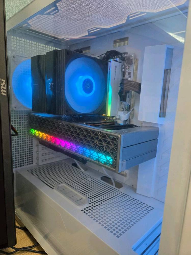 그래픽카드 라데온 끝판왕 사파이어 RX 9070 XT 니트로+ OC 16GB (신품/풀박스)--1