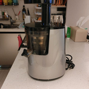 휴롬 착즙기 2세대 팝니다.