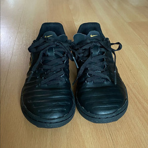 나이키 키즈 풋살화(사이즈 200) 팝니다.