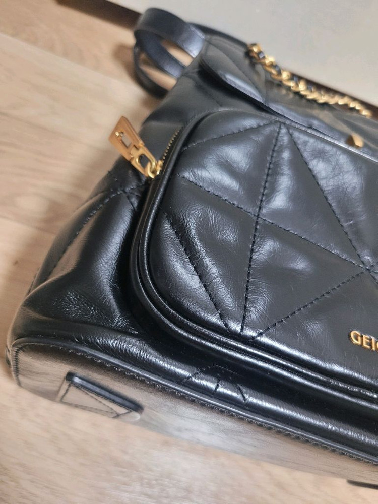 가이거 퀼팅 레더백팩 팝니다--6