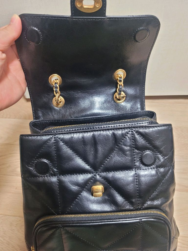 가이거 퀼팅 레더백팩 팝니다--7