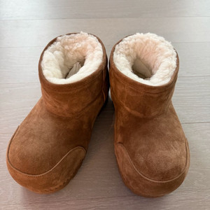 발렌시아가 알래스카 퍼 부츠 38사이즈