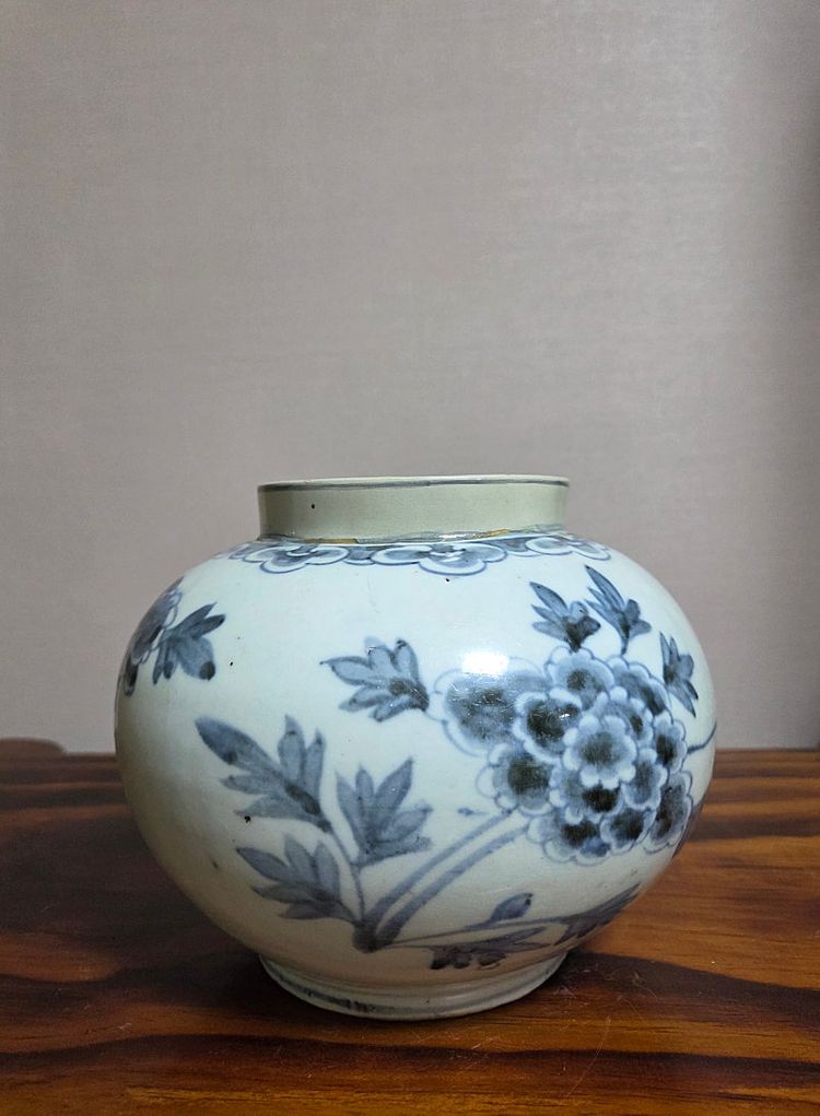 골동품 조선시대 분원 관요사기 청화백자 동자명모란문호 이미지