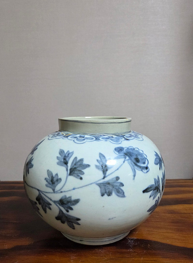 골동품 조선시대 분원 관요사기 청화백자 동자명모란문호 이미지