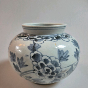 골동품 조선시대 후기 관요사기 청화백자 모란문호 이미지