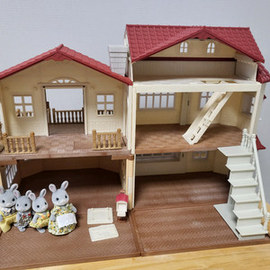 실바니안패밀리 비밀 다락방이 있는 불이 들어오는 빨간지붕 이층집(5756)+솜토끼가족(3134)