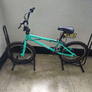 신품급 BMX 묘기형 360도 회전되는 자전거 이미지