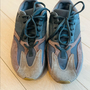 아디다스 이지부스트 700 모브 260