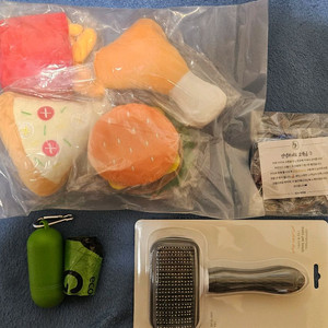 강아지 장난감 + 커먼하우스 만능펫 브러쉬 빗 + 배변 봉투 (+리필)