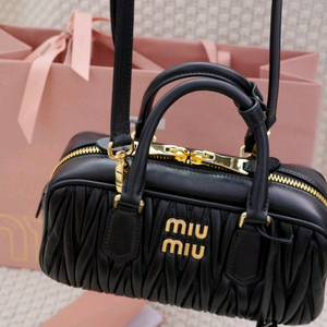 정품 미우미우 마테라쎄 미니 탑핸들백 블랙