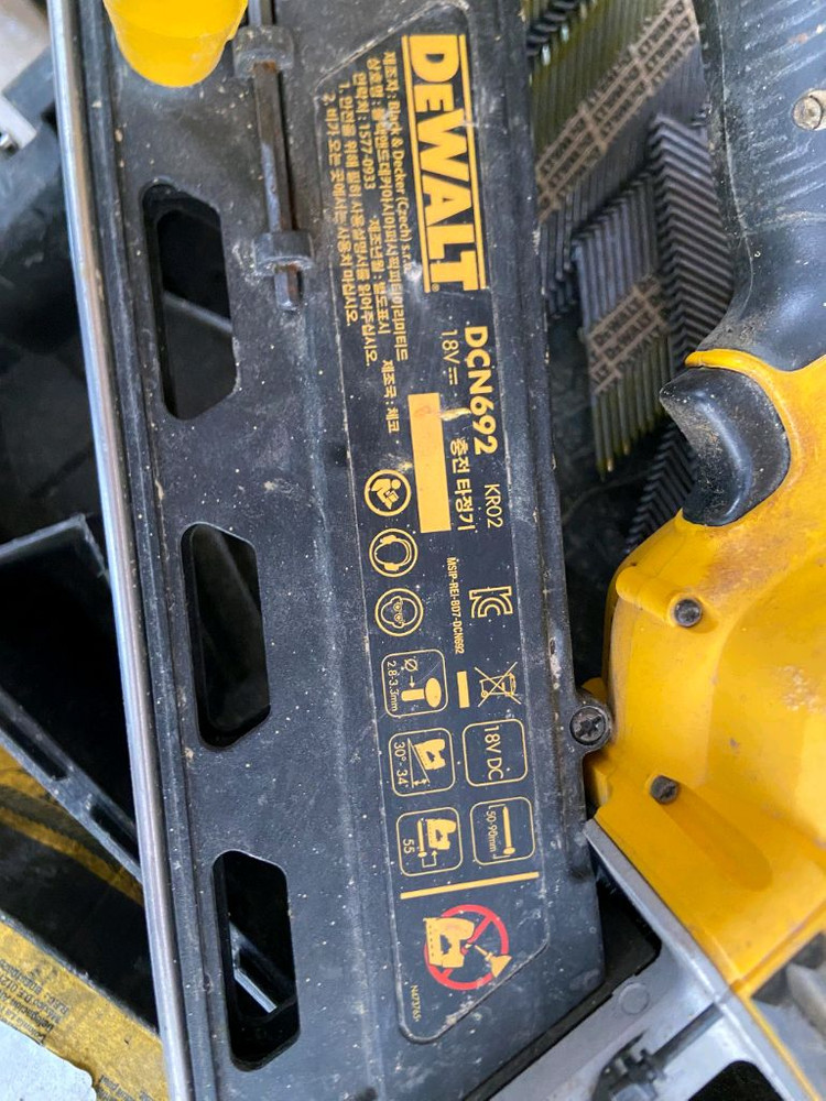 디월트 타정기 DCN692 전동 타카 네일러--1