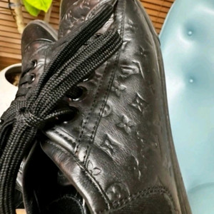 루이비통 블랙 모노그램 스니커즈 블랙 이미지