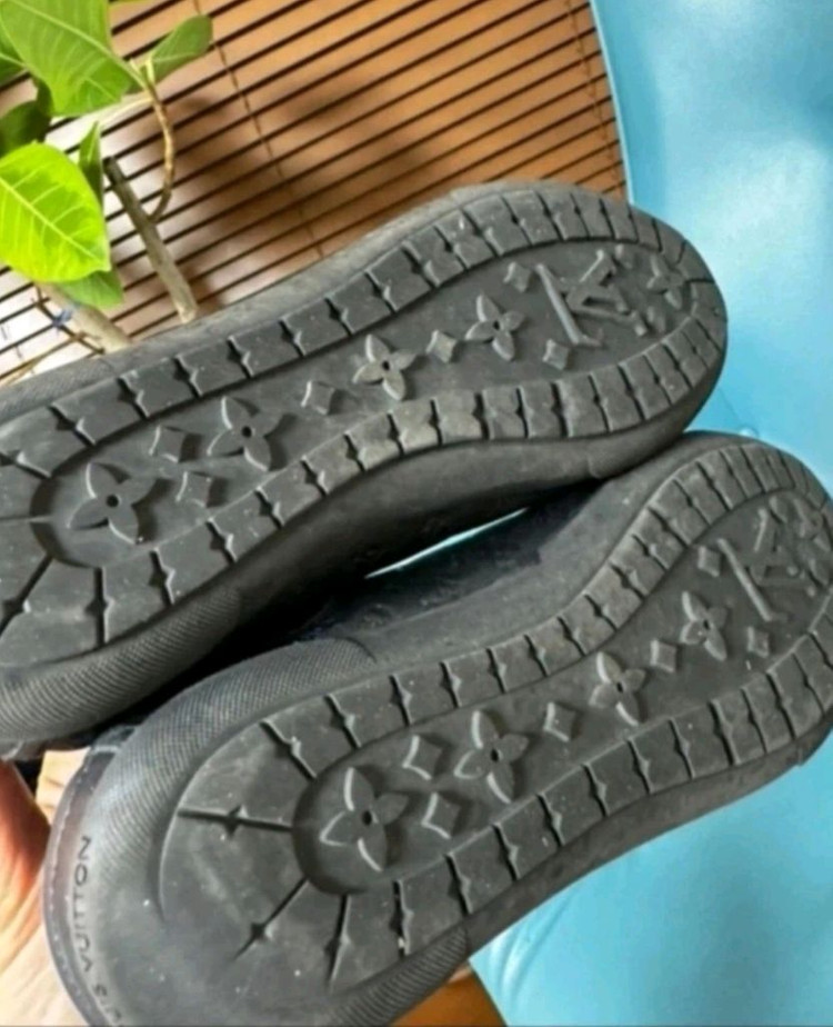 루이비통 블랙 모노그램 스니커즈 블랙 이미지