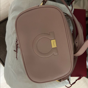 페라가모 크로스백 거의 새것 풀박스 이미지