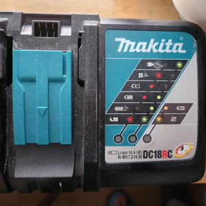 마끼다 18V 리튬배터리 충전기